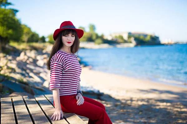 Attente Vrouw Rood Zittend Het Strand — Stockfoto