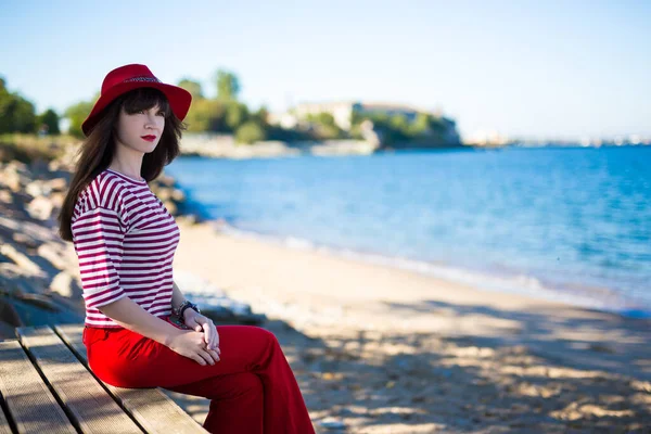 Jong Aantrekkelijk Vrouw Rood Zitten Het Strand — Stockfoto