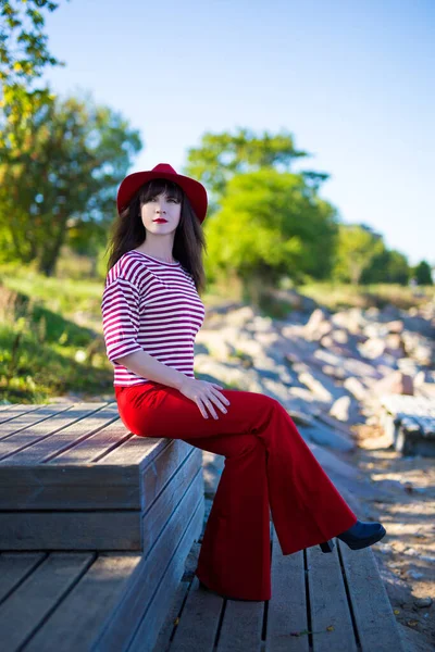 Jovem Mulher Atraente Vermelho Sentado Parque — Fotografia de Stock