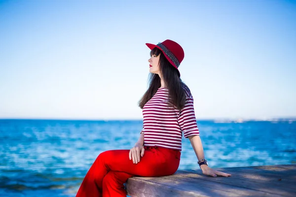 Felice Donna Attraente Rosso Seduto Sul Mare Blu Cielo — Foto Stock