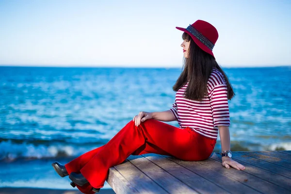 Felice Giovane Donna Attraente Rosso Seduto Sul Mare Blu Cielo — Foto Stock