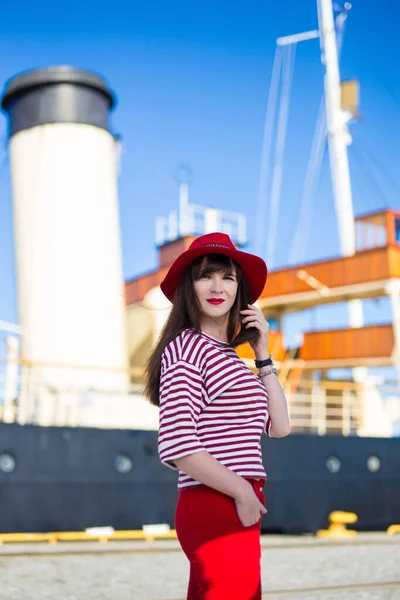 Giovane Bella Donna Posa Rossa Grande Yacht Epoca — Foto Stock