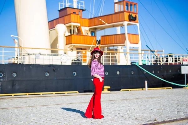 Porträtt Ung Kvinna Rött Promenader Hamn Över Stora Vintage Yacht — Stockfoto