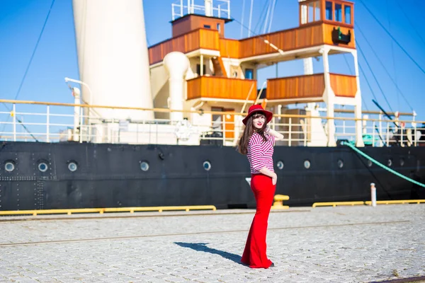 Portret Van Jonge Aantrekkelijke Vrouw Rood Wandelen Grote Vintage Jacht — Stockfoto