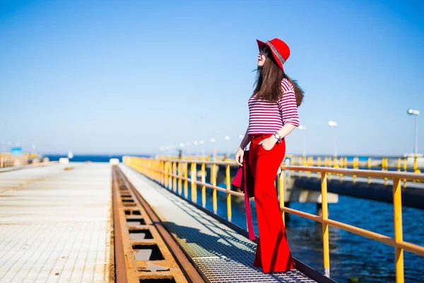 Gelukkig Jong Vrouw Rood Poseren Pier — Stockfoto