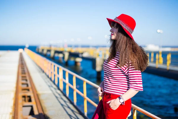 Junge Attraktive Frau Roten Kleidern Posiert Auf Der Seebrücke — Stockfoto