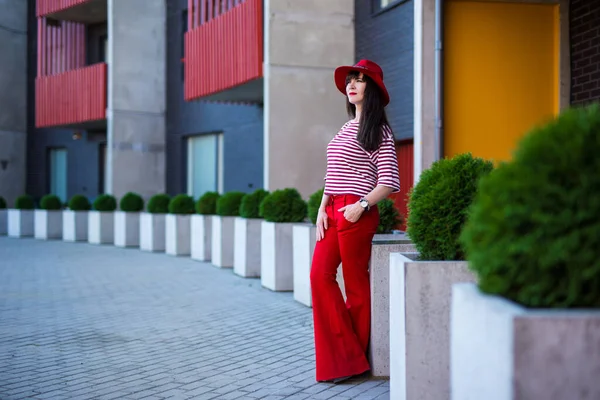 Gelukkig Jong Vrouw Rood Poseren Straat — Stockfoto