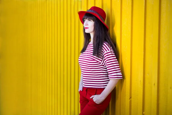 Retrato Jovem Mulher Bonita Vermelho Posando Sobre Parede Amarela Com — Fotografia de Stock