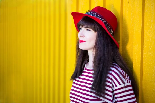 Modekonzept Porträt Einer Jungen Frau Rot Die Auf Gelbem Holzgrund — Stockfoto