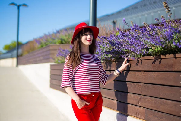 Portret Van Jonge Mooie Vrouw Rood Wandelen Straat — Stockfoto