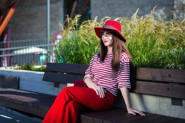 Πορτρέτο Της Νεαρής Όμορφης Γυναίκας Στο Κόκκινο Κάθεται Στο Πάρκο — Φωτογραφία Αρχείου