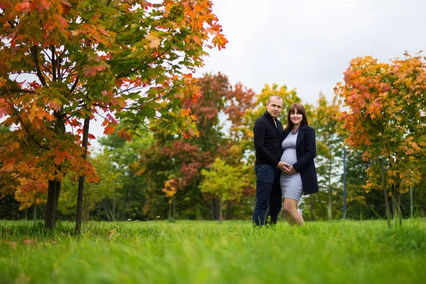 Szczęśliwa Ciężarna Kobieta Jej Mąż Pozowanie Jesiennym Parku — Zdjęcie stockowe
