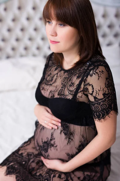 Gravid Kvinna Svart Klänning Sitter Sängen Hemma — Stockfoto