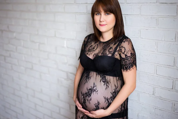 Retrato Mujer Embarazada Hermosa Tocando Vientre Sobre Fondo Pared Ladrillo — Foto de Stock