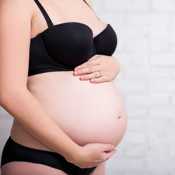 Sidovy Närbild Magen Gravid Kvinna Underkläder Över Vit Tegelvägg — Stockfoto