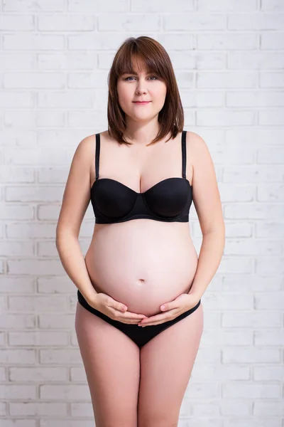 Lycklig Gravid Kvinna Underkläder Röra Hennes Mage Över Vit Tegelvägg — Stockfoto