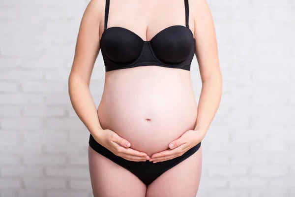 Gros Plan Ventre Femme Enceinte Sous Vêtements Noirs Sur Mur — Photo