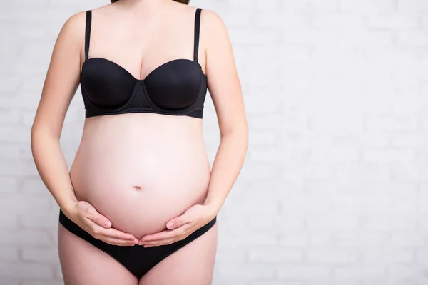 Gravid Kvinna Svart Underkläder Röra Hennes Mage Över Vit Tegelvägg — Stockfoto