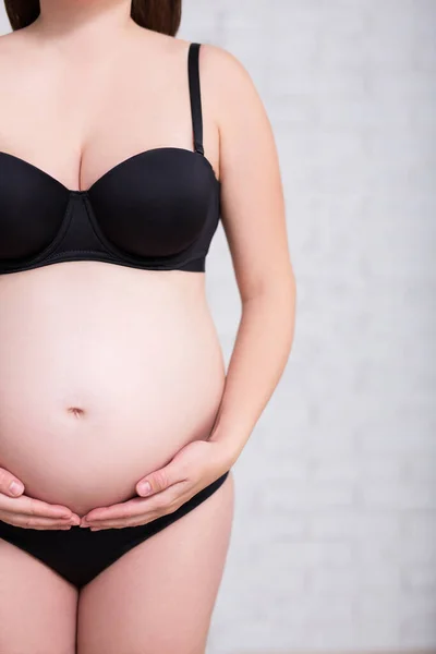 Gros Plan Femme Enceinte Sous Vêtements Noirs Touchant Son Ventre — Photo