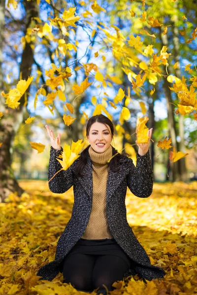 Junge Schöne Frau Wirft Herbstblätter Park — Stockfoto