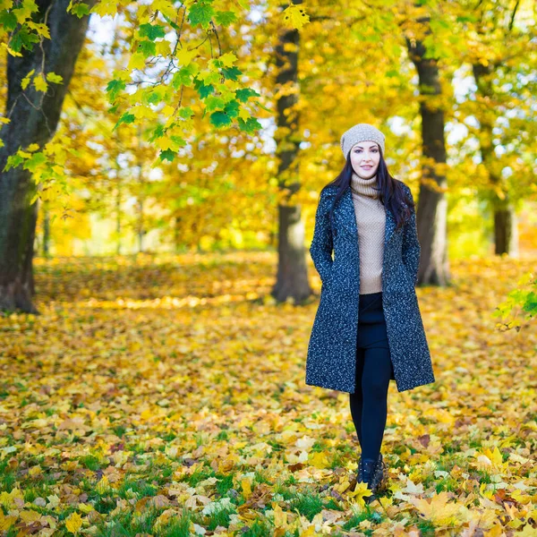 Ritratto Figura Intera Giovane Bella Donna Nel Parco Autunnale — Foto Stock