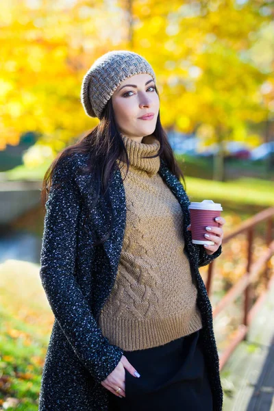 Sonbahar Parkında Kahve Içen Genç Güzel Bir Kadın — Stok fotoğraf