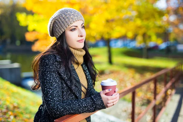 Ritratto Una Giovane Donna Che Beve Caffè Nel Parco Giallo — Foto Stock