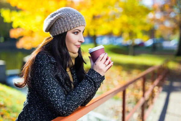 Retrato Joven Hermosa Mujer Bebiendo Café Parque Amarillo Otoño — Foto de Stock