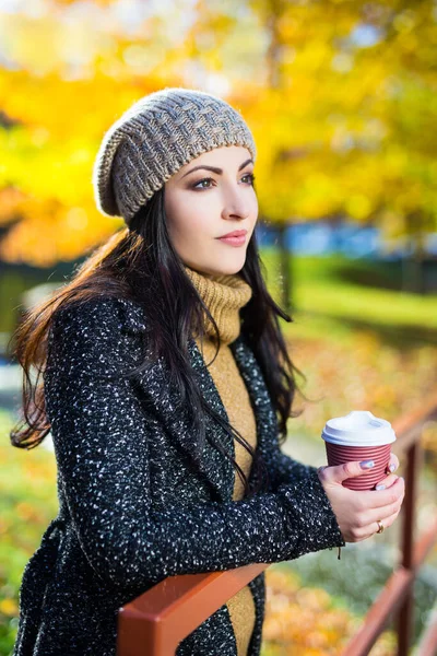 Ritratto Giovane Bella Donna Che Beve Caffè Nel Parco Autunnale — Foto Stock