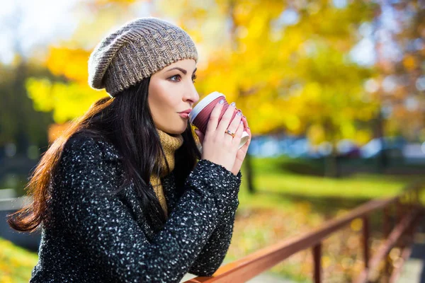 Retrato Joven Hermosa Mujer Con Taza Café Caminando Parque Otoño —  Fotos de Stock