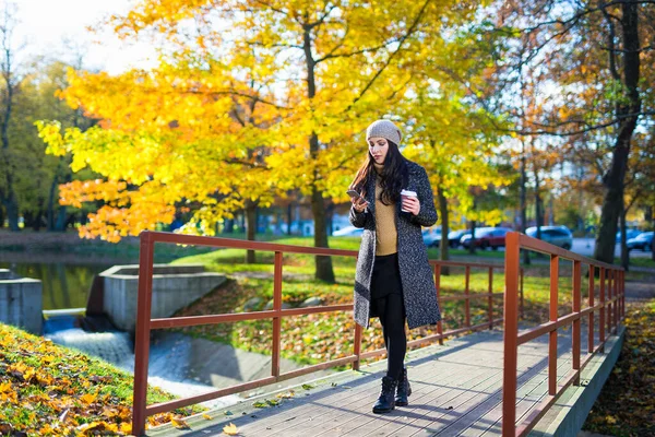 Young Beautiful Business Woman Smart Phone Coffee Cup Walking Autumn — Stock Photo, Image