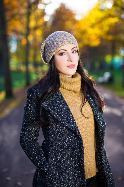 Portré Fiatal Gyönyörű Sétál Őszi Parkban — Stock Fotó