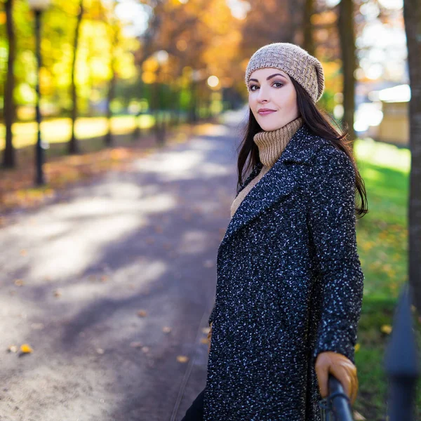 Портрет Привлекательной Женщины Позирующей Осеннем Парке — стоковое фото