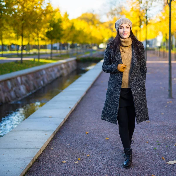 快乐迷人的女人走在秋天的城市公园里 — 图库照片