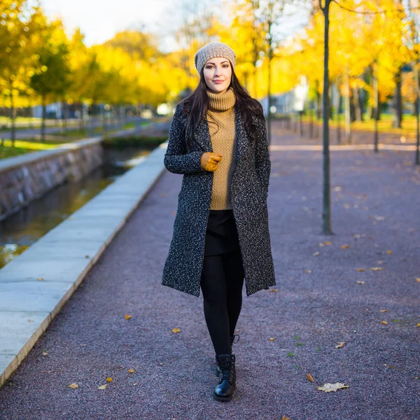 Mujer Atractiva Joven Caminando Parque Otoño —  Fotos de Stock