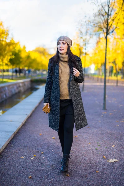 Młoda Piękna Kobieta Ciepłych Ubraniach Spacerując Jesiennym Parku — Zdjęcie stockowe