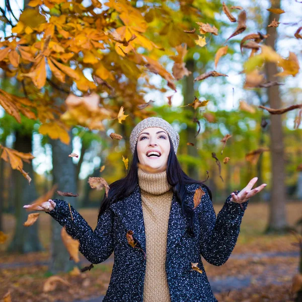 Ritratto Donna Felice Che Lancia Foglie Autunnali Nel Parco — Foto Stock