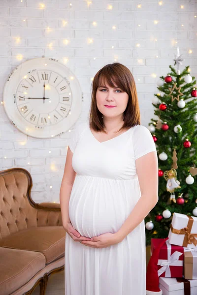 Kerstconcept Mooie Zwangere Vrouw Ingerichte Woonkamer Met Kerstboom Vintage Bank — Stockfoto