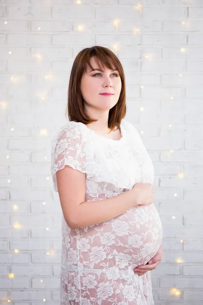 Retrato Mujer Embarazada Vestido Blanco Sobre Pared Ladrillo Blanco Con — Foto de Stock