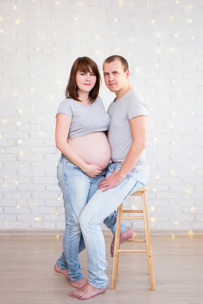 Family Concept Πορτρέτο Χαριτωμένων Εγκύων Ζευγαριών Που Ποζάρουν Πάνω Από — Φωτογραφία Αρχείου