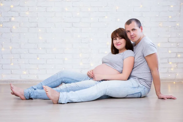 Família Paternidade Conceito Felicidade Retrato Casal Grávida Sentado Sobre Parede — Fotografia de Stock