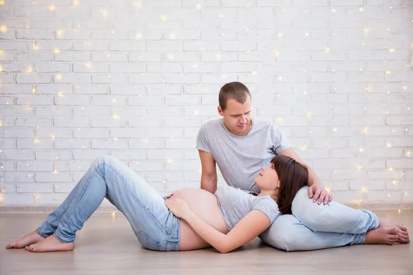 Aile Ebeveynlik Mutluluk Kavramı Hamile Bir Çift Beyaz Tuğla Duvardan — Stok fotoğraf