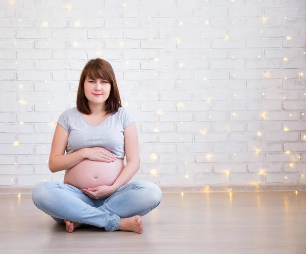 Concepto Familia Paternidad Felicidad Mujer Embarazada Sentada Suelo Espacio Copia —  Fotos de Stock