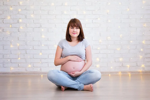 Rodzina Rodzicielstwo Koncepcja Szczęścia Kobieta Ciąży Siedząca Podłodze Domu — Zdjęcie stockowe