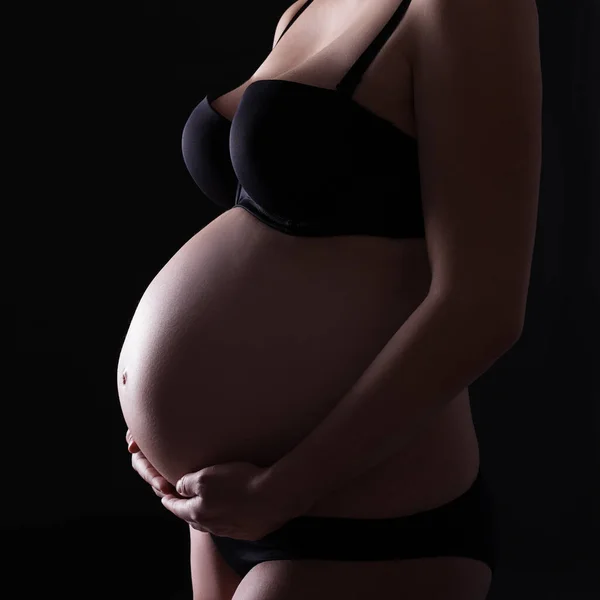 Zblízka Těhotné Ženské Tělo Přes Černé Pozadí — Stock fotografie