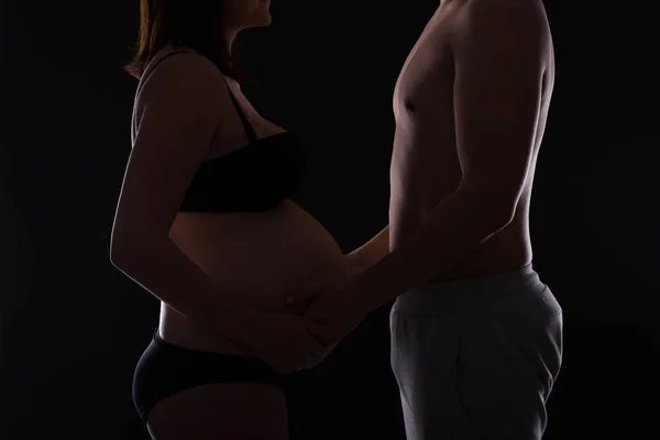 Silhouette Einer Schwangeren Frau Dessous Und Ihres Mannes Vor Schwarzem — Stockfoto