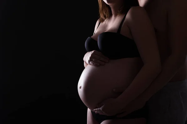 Silhouette Einer Schwangeren Frau Posiert Dessous Mit Ehemann Vor Schwarzem — Stockfoto