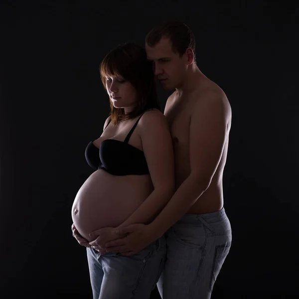 Silhouette Eines Glücklichen Schwangeren Paares Posiert Vor Schwarzem Hintergrund — Stockfoto
