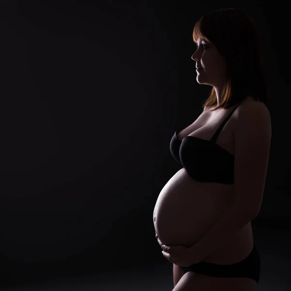 Çamaşırlı Hamile Kadın Silueti Siyah Arkaplan Üzerine Kopyalama Alanı — Stok fotoğraf