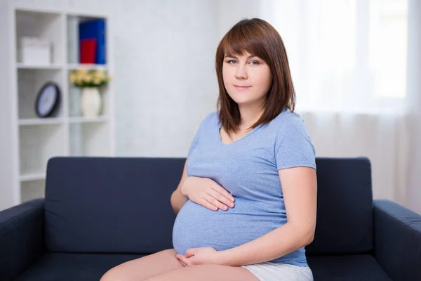 Mujer Embarazada Feliz Sentado Sofá Sala Estar —  Fotos de Stock